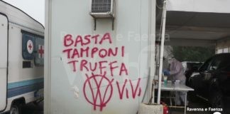 Atto vandalistico al drive through di Lugo: scritte novax contro i tamponi | VIDEO
