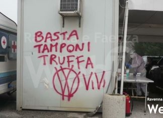 Atto vandalistico al drive through di Lugo: scritte novax contro i tamponi | VIDEO