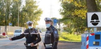 Al volante con la patente falsa: denunciato