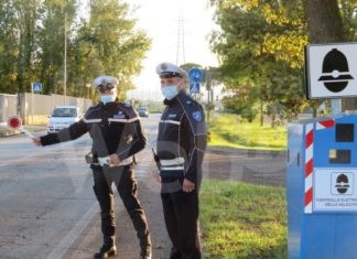 Al volante con la patente falsa: denunciato