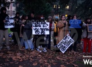Studenti protestano contro il green pass: “I minorenni non possono decidere se vaccinarsi o meno” | VIDEO