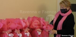 Tornano i panettoni di Fiori d’acciaio per sostenere la prevenzione e la cura del tumore al seno