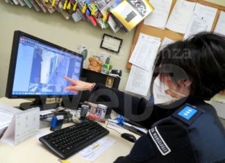 Vaga a soli otto anni disegnando oscenità sui muri della città La Polizia locale denuncia la madre