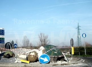 Rotonda di Ponte Nuovo distrutte tutte le tartarughe di mosaico