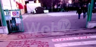 Scritte no vax al centro vaccinale di Lugo. Il sindaco: “Vigliacchi”