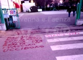 Scritte no vax al centro vaccinale di Lugo. Il sindaco: “Vigliacchi”