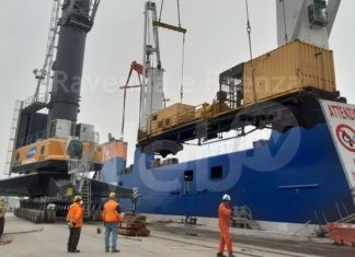 Operazioni eccezionali: al terminal Sapir imbarcato un treno