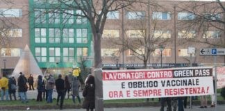Ultima Ora: manifestazione no green pass in piazza Bernini