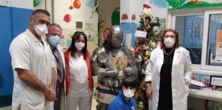 Amata Brancaleone Aps: il cavaliere medievale “Sir Enrico Brancaleone” porta doni in pediatria