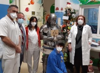 Amata Brancaleone Aps: il cavaliere medievale “Sir Enrico Brancaleone” porta doni in pediatria