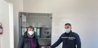 Trova un portafoglio con 290 euro e lo consegna alla Polizia locale