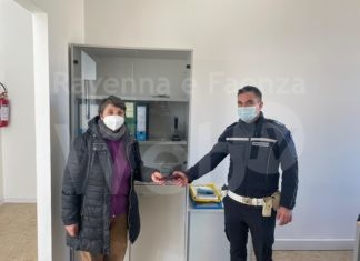 Trova un portafoglio con 290 euro e lo consegna alla Polizia locale
