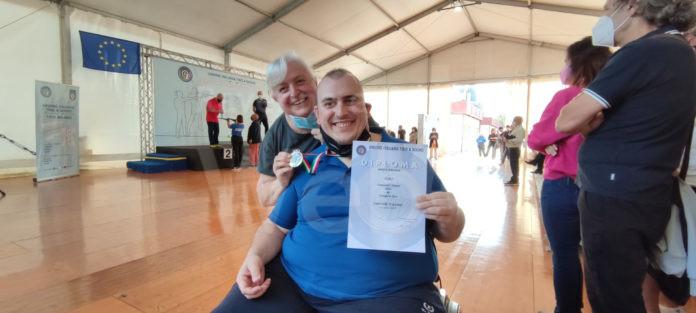 Galassi e la madre con il diploma di campione italiano