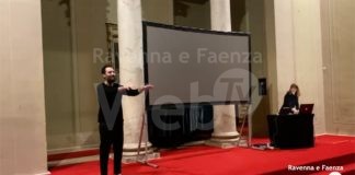 Uno spettacolo teatrale ideato contemporaneamente per udenti e sordi | VIDEO