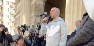Marco Melandri dal palco in piazza XXV aprile a Milano oggi in occasione della manifestazione di Italexit | VIDEO