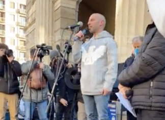 Marco Melandri dal palco in piazza XXV aprile a Milano oggi in occasione della manifestazione di Italexit | VIDEO