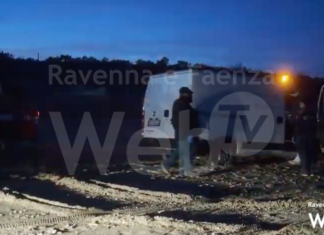 Tragedia a Casal Borsetti, recuperato un cadavere di un uomo sulla spiaggia | VIDEO