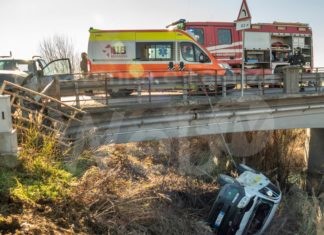 Panda precipita dal Ponte della Castellina dopo un incidente con un’altra vettura
