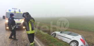 San Pietro in Campiano auto esce di strada, la conducente rimane incastrata chiamati i Vigili del Fuoco