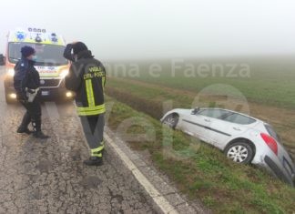 San Pietro in Campiano auto esce di strada, la conducente rimane incastrata chiamati i Vigili del Fuoco