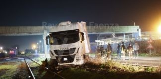 Nuovo incidente sulla Baiona, Tir esce di strada e va sulle rotaie, illeso il conducente