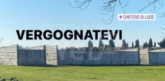 Le scritte dei novax compaiono anche al cimitero di Lugo