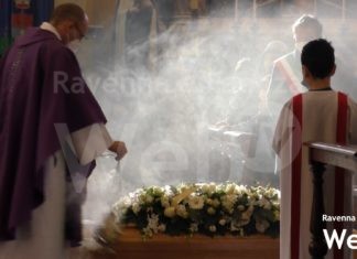 L’ultimo saluto di Brisighella a Monsignor Elvio Chiari | VIDEO