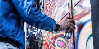 Condannato per imbrattamento un 24 enne. Dovrà ripulire tutto a sue spese