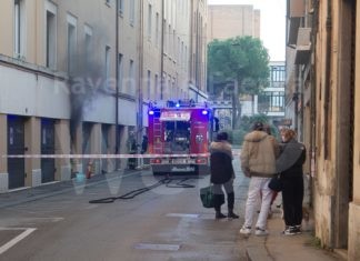 Ultima ora: incendio in un garage in via Guidone. I Vigili del fuoco al lavoro. Strada chiusa