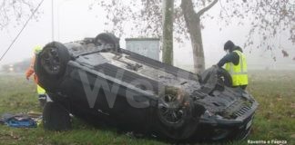 Si ribalta con l’auto ma scappa all’arrivo dei soccorsi | VIDEO