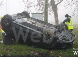 Si ribalta con l’auto ma scappa all’arrivo dei soccorsi | VIDEO