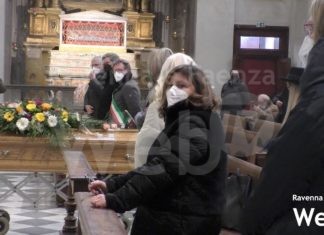 L’ultimo saluto di Faenza a Muky: l’artista riposerà accanto a Domenico Matteucci | VIDEO