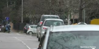 Investita mentre attraversa in bici le strisce pedonali e poi multata. Protesta Fiab | VIDEO