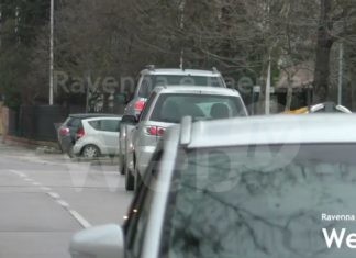 Investita mentre attraversa in bici le strisce pedonali e poi multata. Protesta Fiab | VIDEO