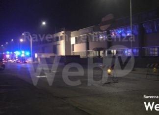 Grande incendio in uno stabilimento di via Proventa nella notte a Faenza | VIDEO