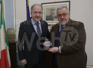 L’Ordine dei Medici consegna una medaglia di ringraziamento al Prefetto Enrico Caterino