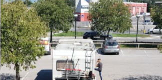 Nomadi si accampano nel parcheggio del Lidl. Protestano i residenti. Lista per Ravenna chiede il daspo