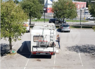 Nomadi si accampano nel parcheggio del Lidl. Protestano i residenti. Lista per Ravenna chiede il daspo