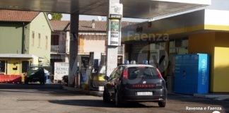 Rapina al distributore di via Destra Canale Molinetto: titolari aggrediti con un bastone e un coltello | VIDEO