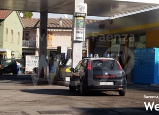 Rapina al distributore di via Destra Canale Molinetto: titolari aggrediti con un bastone e un coltello | VIDEO