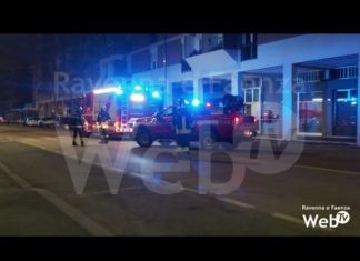Via Rubicone fuga di gas, evacuato palazzo. Residenti in strada | VIDEO