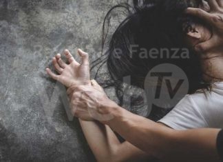 Sequestra e violenta la vicina disabile. Arrestato a Ravenna un 55enne