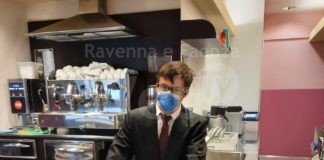 Bar interno Istituto Artusi: gli studenti al lavoro dietro il bancone