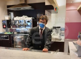 Bar interno Istituto Artusi: gli studenti al lavoro dietro il bancone