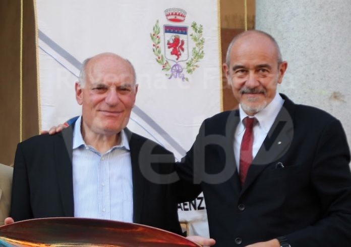 Claudio Sintoni (a sx) premiato dal past president Mauro Benericetti