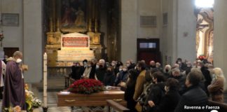 In duomo il funerale di Gaeta: Faenza saluta l’ultimo grande maestro del mondo artistico | VIDEO