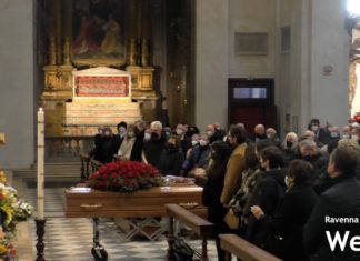 In duomo il funerale di Gaeta: Faenza saluta l’ultimo grande maestro del mondo artistico | VIDEO