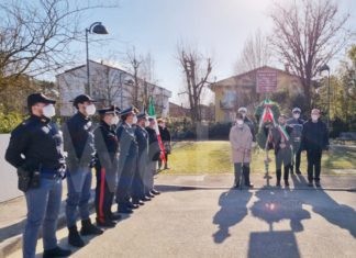 Deposizione di una corona nell’area verde di via Luzi dedicata alle vittime delle foibe e dell’esodo giuliano-dalmata