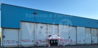 Imbrattata la fiera di Faenza dalle scritte dei No Vax | FOTO