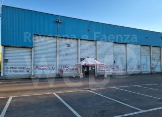 Imbrattata la fiera di Faenza dalle scritte dei No Vax | FOTO